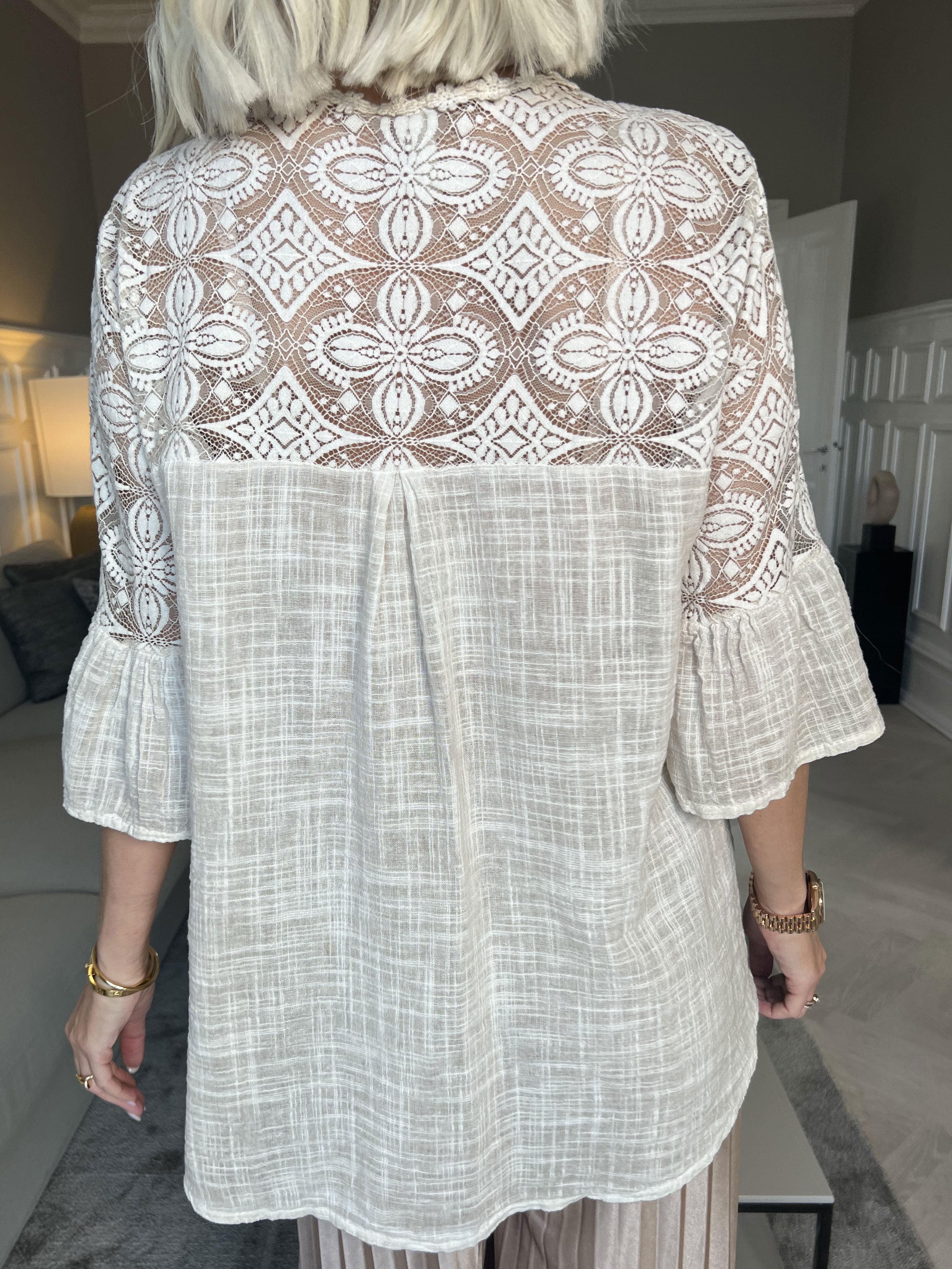 Nice - Fin tunika med blondeærmer